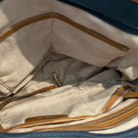 Michael Kors Kempton Small Tote in Navy - Picture 4 of 10